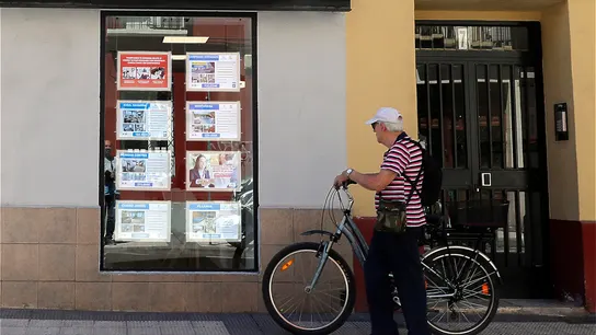 Un hombre mira las ofertas de una inmobiliaria en Zaragoza el pasado mes de julio. Un hombre mira las ofertas de una inmobiliaria en Zaragoza el pasado mes de julio.