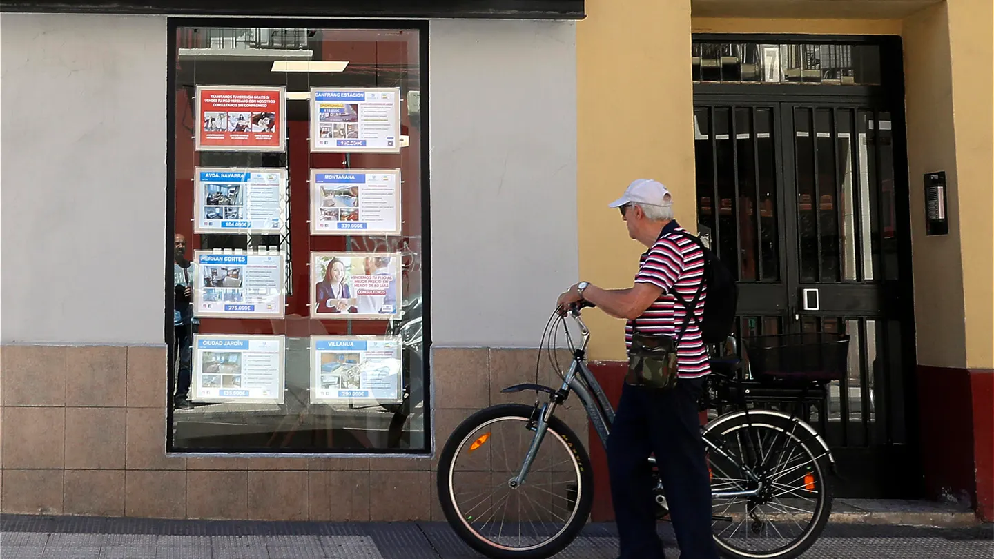 Un hombre mira las ofertas de una inmobiliaria en Zaragoza el pasado mes de julio. Un hombre mira las ofertas de una inmobiliaria en Zaragoza el pasado mes de julio.