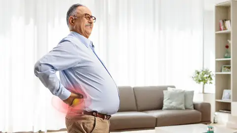Hombre mayor con dolor de espalda Hombre mayor con dolor de espalda
