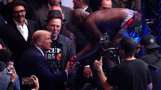 Donald Trump en el combate de MMA. Donald Trump en el combate de MMA.