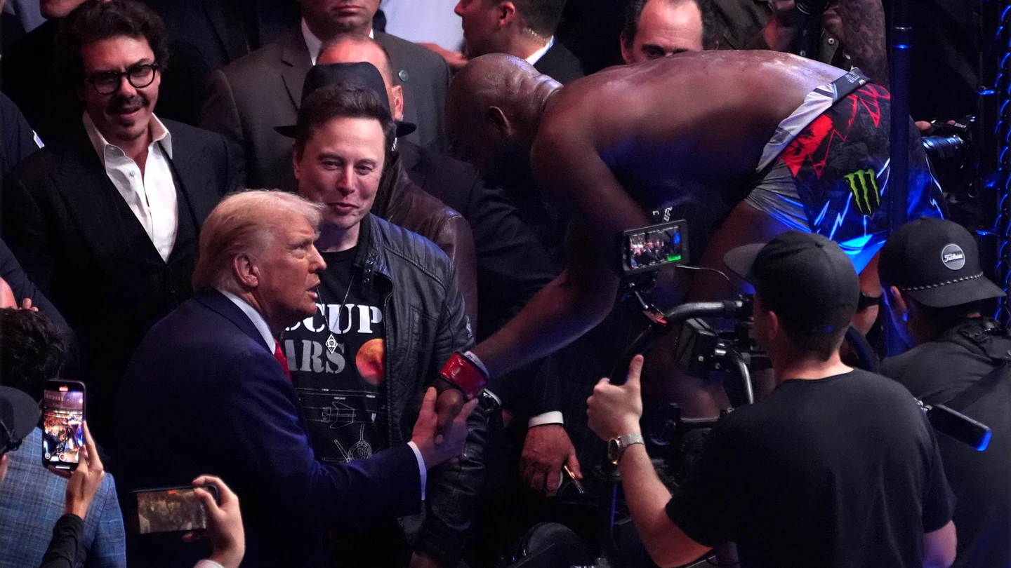 Donald Trump en el combate de MMA. Donald Trump en el combate de MMA.
