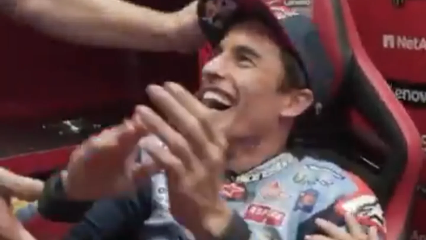 El momentazo de Gresini y Marc Márquez haciendo la mudanza a Ducati El momentazo de Gresini y Marc Márquez haciendo la mudanza a Ducati