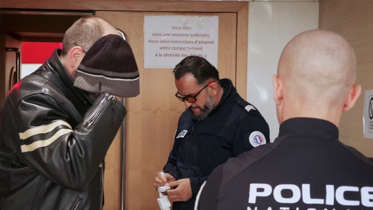 Uno de los acusados (i) durante el macrojuicio contra Dominique Pelicot y otros 50 acusados de haber violado bajo los efectos de somníferos a la exmujer del primero, Gisèle, a lo largo de diez años, entra en la recta final con los últimos interrogatorios. Uno de los acusados (i) durante el macrojuicio contra Dominique Pelicot y otros 50 acusados de haber violado bajo los efectos de somníferos a la exmujer del primero, Gisèle, a lo largo de diez años, entra en la recta final con los últimos interrogatorios.