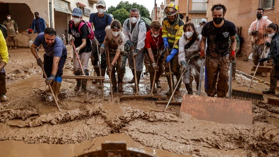 Varios voluntarios limpian calles en Masanasa, a 8 de noviembre de 2024, en Valencia, Comunidad Valenciana (España). Varios voluntarios limpian calles en Masanasa, a 8 de noviembre de 2024, en Valencia, Comunidad Valenciana (España).
