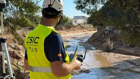 investigador con dron investigador con dron