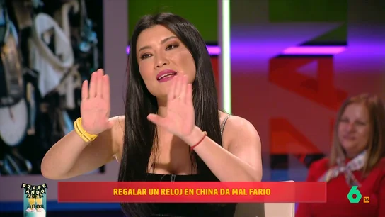 ¿Qué regalos están prohibidos en los cumpleaños chinos? Jiaping lo cuenta en Zapeando La reportera explica que determinados regalos no se hacen ya que pueden tener significados ocultos o dar mala suerte. Descubre cuáles son estos objetos en el vídeo principal.