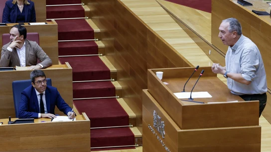 Baldoví (Compromís) en el pleno de Les Corts Baldoví (Compromís) en el pleno de Les Corts