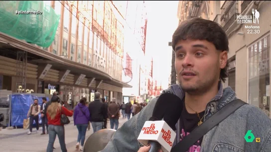 Un chico desvela qué haría si se encontrara una cartera con dinero de Amancio Ortega ¿Son realmente los españoles buenas personas? En este vídeo, El Intermedio sale a la calle para plantearles un dilema ético: ¿Qué harían si se encontraran una cartera con 2.000 euros? ¿Y si perteneciera a Amancio Ortega?