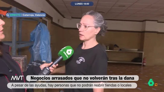 La bocatería de Catarroja que llevaba 30 años en pie y cierra por la DANA Más Vale Tarde habla con Tamara Jiménez, dueña de una bocatería que llevaba abierta 30 años en Catarroja y cierra tras ser arrasada por la DANA. Con pérdidas de 400.000 euros, asegura que "no hay ayuda que podamos recibir para volver a abrir".