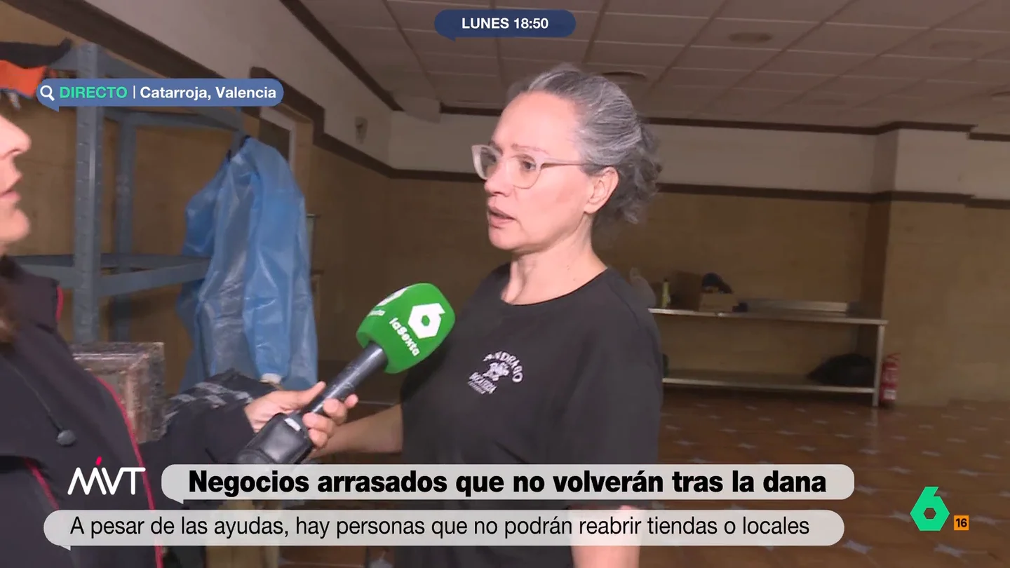 La bocatería de Catarroja que llevaba 30 años en pie y cierra por la DANA Más Vale Tarde habla con Tamara Jiménez, dueña de una bocatería que llevaba abierta 30 años en Catarroja y cierra tras ser arrasada por la DANA. Con pérdidas de 400.000 euros, asegura que "no hay ayuda que podamos recibir para volver a abrir".