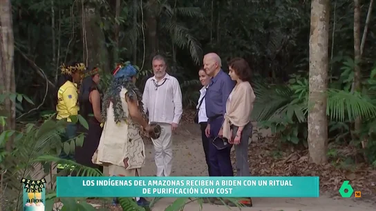 Joe Biden visita el Amazonas y le hacen un ritual de purificación: "Parece que le está pidiendo la hucha" Joe Biden visita el Amazonas y le hacen un ritual de purificación: "Parece que le está pidiendo la hucha"
