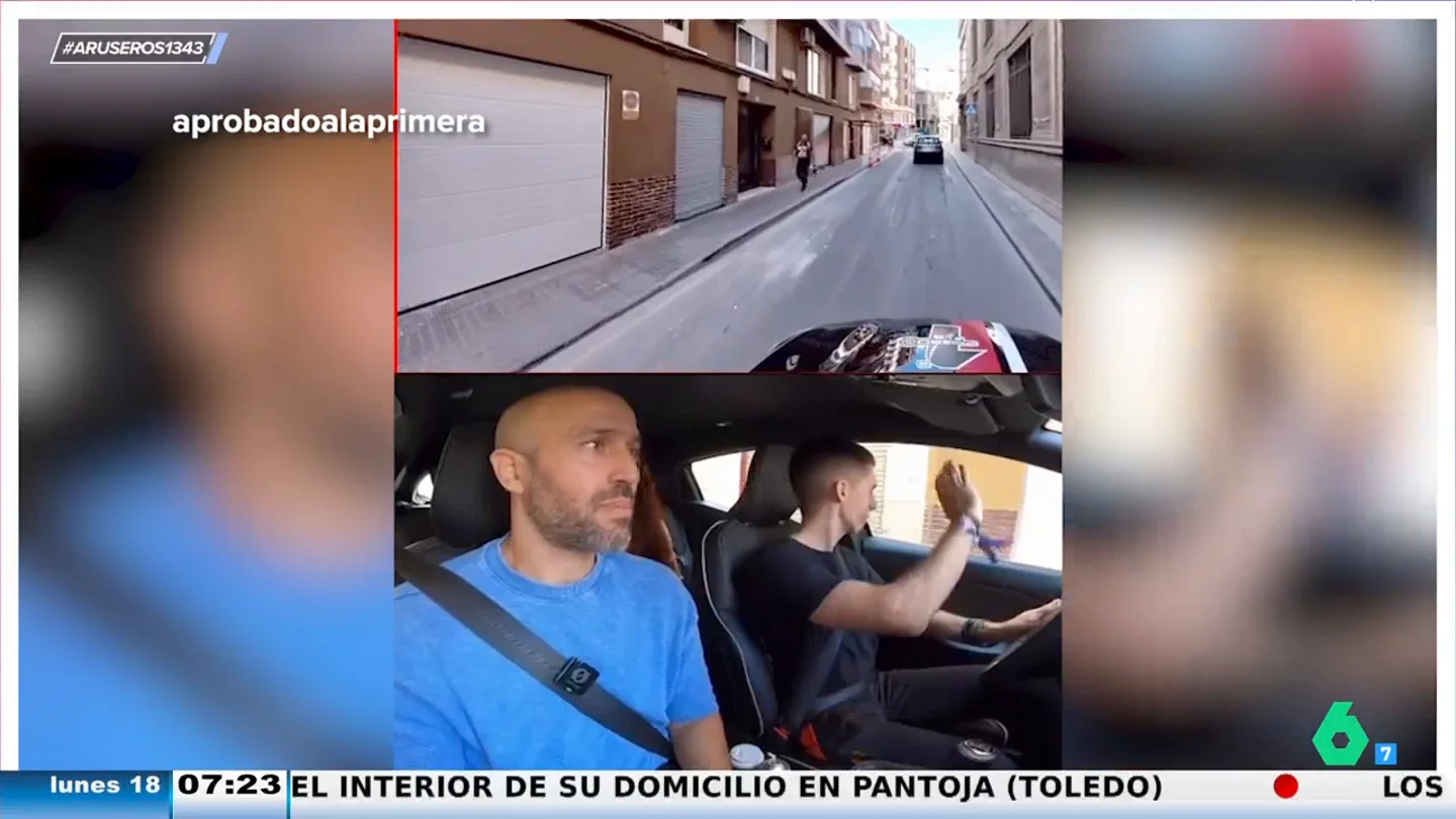 Toca la bocina en pleno examen de conducir para saludar a su vecino y suspende: "Esto es ya surrealista" Toca la bocina en pleno examen de conducir para saludar a su vecino y suspende: "Esto es ya surrealista"