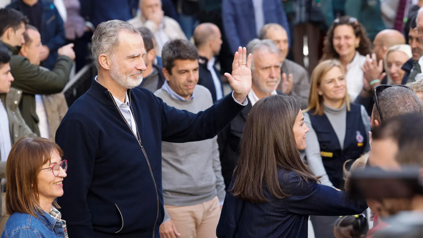 Los reyes Felipe y Letizia, acompañados del ministro de Política Territorial y Memoria Democrática Ángel Víctor Torres, y el presidente de la Generalitat Valenciana Carlos Mazón, durante su visita a la localidad valenciana de Chiva este martes. Los reyes Felipe y Letizia, acompañados del ministro de Política Territorial y Memoria Democrática Ángel Víctor Torres, y el presidente de la Generalitat Valenciana Carlos Mazón, durante su visita a la localidad valenciana de Chiva este martes.