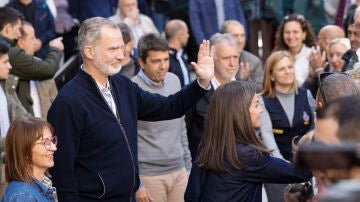 Los reyes Felipe y Letizia, acompañados del ministro de Política Territorial y Memoria Democrática Ángel Víctor Torres, y el presidente de la Generalitat Valenciana Carlos Mazón, durante su visita a la localidad valenciana de Chiva este martes.