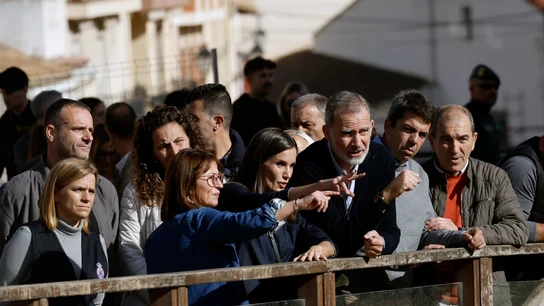 Los reyes Felipe y Letizia durante su visita a la localidad valenciana de Chiva este martes. Los reyes Felipe y Letizia durante su visita a la localidad valenciana de Chiva este martes.