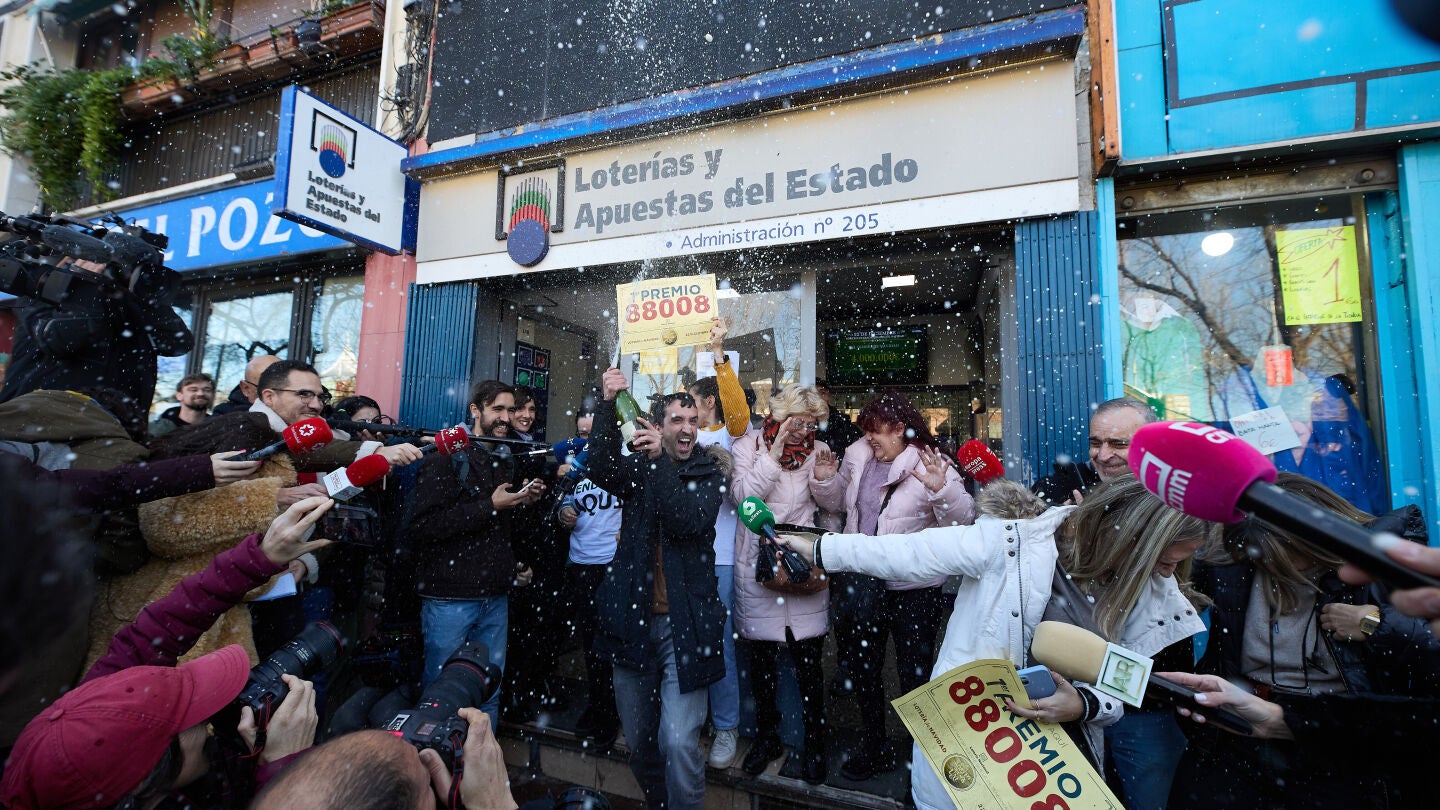Agraciados con el &lsquo;Primer Premio&rsquo; del Sorteo Extraordinario de Loter&iacute;a de Navidad 2023 correspondiente al n&uacute;mero 88008 celebran su suerte en la administraci&oacute;n donde compraron sus d&eacute;cimos, a 22 de diciembre de 2023, en Madrid (Espa&ntilde;a). 
