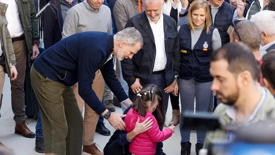 Los reyes Felipe y Letizia, acompañados del ministro de Política Territorial y Memoria Democrática Ángel Víctor Torres, y el presidente de la Generalitat Valenciana Carlos Mazón, durante su visita a la localidad valenciana de Chiva este martes. Los reyes Felipe y Letizia, acompañados del ministro de Política Territorial y Memoria Democrática Ángel Víctor Torres, y el presidente de la Generalitat Valenciana Carlos Mazón, durante su visita a la localidad valenciana de Chiva este martes.