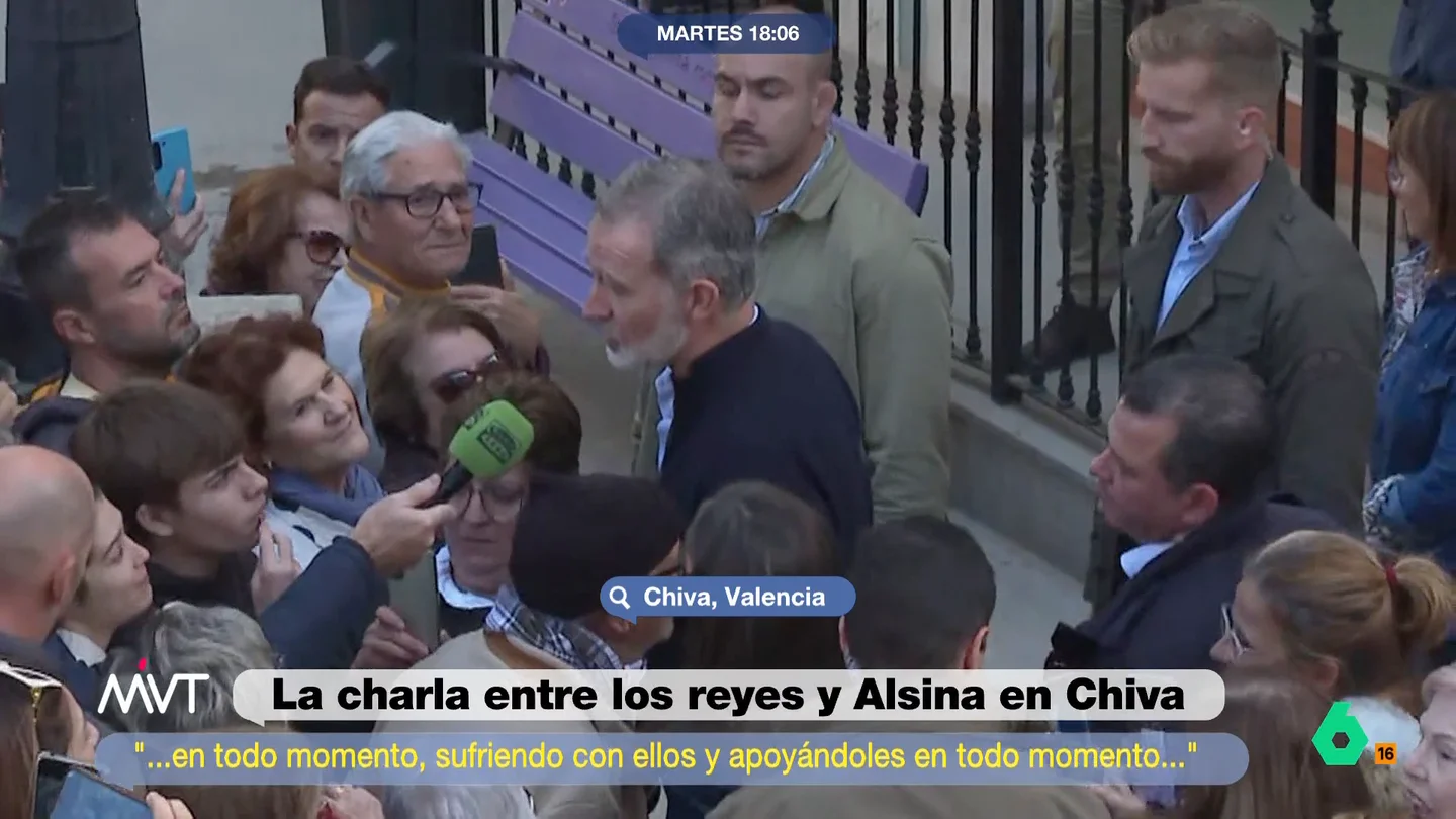 Cristina Pardo reacciona a la entrevista improvisada de Alsina a Felipe VI y Letizia "Letizia parecía más periodista que reina hoy", afirma Cristina Pardo en este vídeo de Más Vale Tarde donde analiza la breve entrevista de Carlos Alsina a los reyes durante su visita a Chiva, en Valencia.