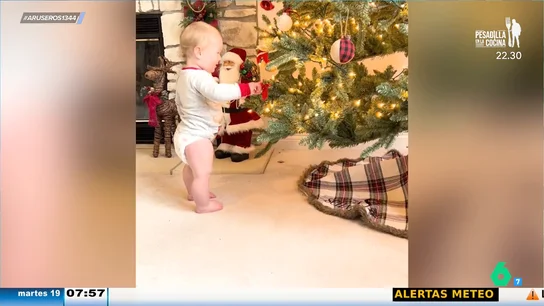 La reacción de felicidad de un bebé al ver por primera vez la decoración del árbol de Navidad La reacción de felicidad de un bebé al ver por primera vez la decoración del árbol de Navidad