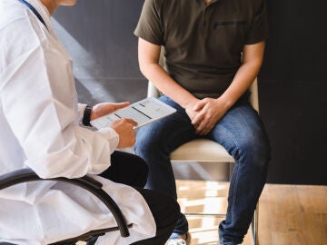 Un hombre en la consulta del urólogo