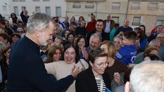 El Rey Felipe VI saluda durante la visita a la localidad de Letur El Rey Felipe VI saluda durante la visita a la localidad de Letur
