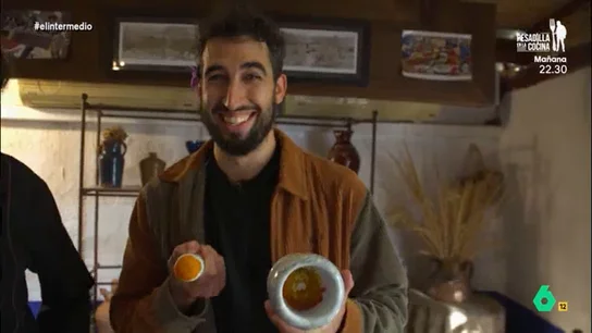 Isma Juárez, muy orgulloso tras moler azafrán: "Me siento como si hubiera pescado un mero" El reportero aprender, con el cocinero Antonio Romero, cómo incorporar el azafrán a sus platos. En este caso, a una bechamel que será la salsa de unos canelones de merluza y rape.