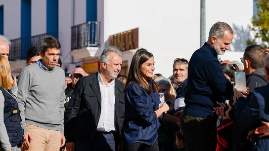Los reyes, Felipe y Letizia, acompañados de Ángel Víctor Torres y Carlos Mazón durante su visita a la localidad valenciana de Utiel este martes. Los reyes, Felipe y Letizia, acompañados de Ángel Víctor Torres y Carlos Mazón durante su visita a la localidad valenciana de Utiel este martes.