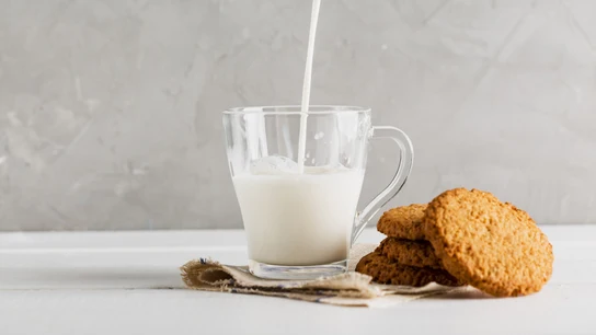 Un vaso de leche. La lactosa es el principal azúcar de la leche y derivados lácteos. Un vaso de leche. La lactosa es el principal azúcar de la leche y derivados lácteos.