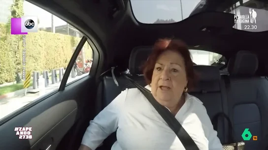 Así ha sido la divertida broma que Jimmy Kimmel ha hecho a su tía Chippy: "¡Sacad mi culo de aquí!" El presentador decidió invitar a su tía al programa y que, además, probara un vehículo sin conductor. ¿El problema? Que Chippy no lo sabe dando lugar a un viaje muy divertido.