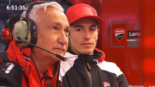 Marc Márquez mira a Davide Tardozzi Marc Márquez mira a Davide Tardozzi