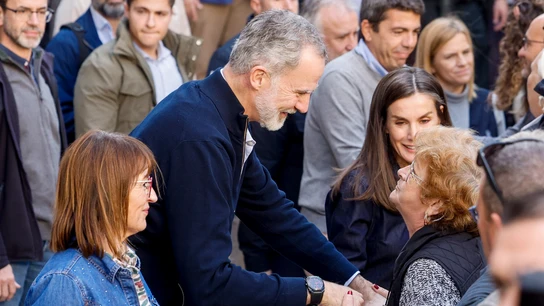 Los reyes Felipe y Letizia, y la alcaldesa de Chiva Amparo Fort (i), durante su visita a la localidad valenciana de Chiva este martes. Los reyes Felipe y Letizia, y la alcaldesa de Chiva Amparo Fort (i), durante su visita a la localidad valenciana de Chiva este martes.