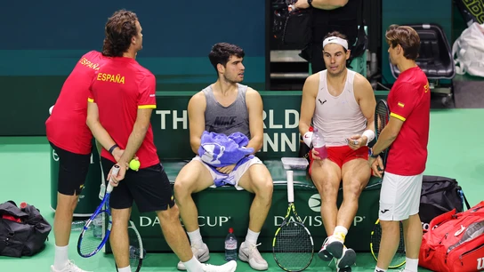 Rafa Nadal y Carlos Alcaraz, rodeados por David Ferrer, Carlos Moyá y Juan Carlos Ferrero Rafa Nadal y Carlos Alcaraz, rodeados por David Ferrer, Carlos Moyá y Juan Carlos Ferrero