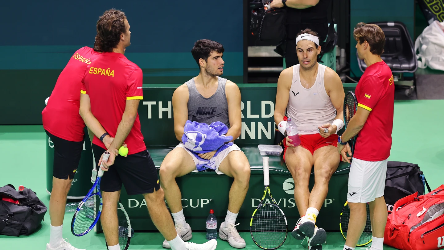 Rafa Nadal y Carlos Alcaraz, rodeados por David Ferrer, Carlos Moyá y Juan Carlos Ferrero Rafa Nadal y Carlos Alcaraz, rodeados por David Ferrer, Carlos Moyá y Juan Carlos Ferrero
