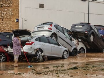 Vehículos destrozados por la DANA