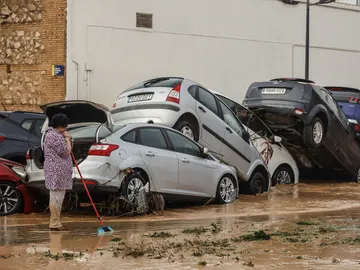 Vehículos destrozados por la DANA Vehículos destrozados por la DANA