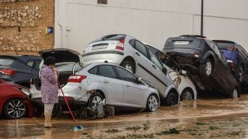 Vehículos destrozados por la DANA