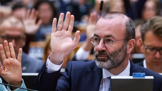 El líder del grupo del PPE, Manfred Weber, vota durante una sesión plenaria del Parlamento Europeo en Bruselas. El líder del grupo del PPE, Manfred Weber, vota durante una sesión plenaria del Parlamento Europeo en Bruselas.