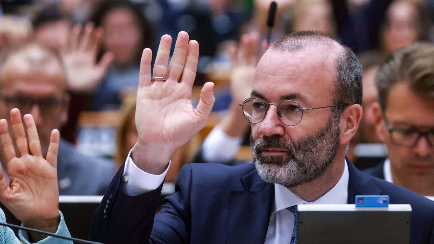El líder del grupo del PPE, Manfred Weber, vota durante una sesión plenaria del Parlamento Europeo en Bruselas. El líder del grupo del PPE, Manfred Weber, vota durante una sesión plenaria del Parlamento Europeo en Bruselas.