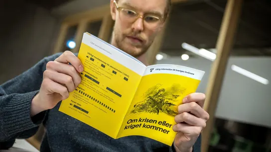 Un hombre posa con la versión 2024 del folleto 'En caso de crisis o guerra', en Suecia. Un hombre posa con la versión 2024 del folleto 'En caso de crisis o guerra', en Suecia.