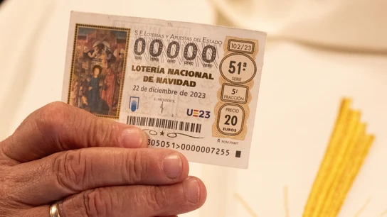 Un hombre disfrazado de sacerdote sujeta un décimo durante el Sorteo Extraordinario de la Lotería de Navidad 2023 en el Teatro Real de Madrid. Un hombre disfrazado de sacerdote sujeta un décimo durante el Sorteo Extraordinario de la Lotería de Navidad 2023 en el Teatro Real de Madrid.