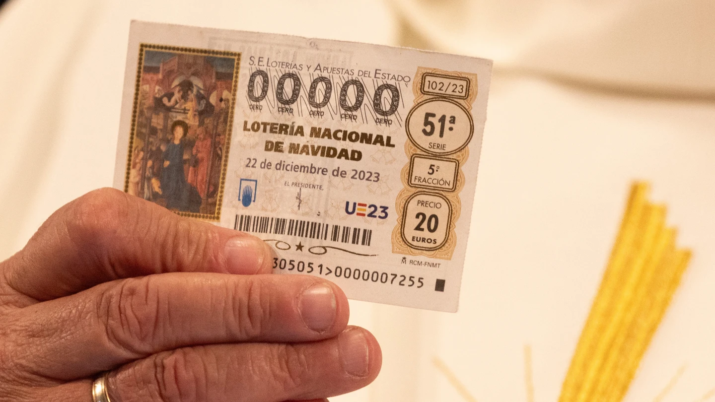 Un hombre disfrazado de sacerdote sujeta un décimo durante el Sorteo Extraordinario de la Lotería de Navidad 2023 en el Teatro Real de Madrid. Un hombre disfrazado de sacerdote sujeta un décimo durante el Sorteo Extraordinario de la Lotería de Navidad 2023 en el Teatro Real de Madrid.