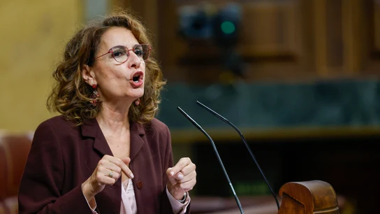 La vicepresidenta primera del Gobierno y ministra de Hacienda, María Jesús Montero, interviene durante la sesión de control al Gobierno que se celebra este miércoles en el Congreso. La vicepresidenta primera del Gobierno y ministra de Hacienda, María Jesús Montero, interviene durante la sesión de control al Gobierno que se celebra este miércoles en el Congreso.