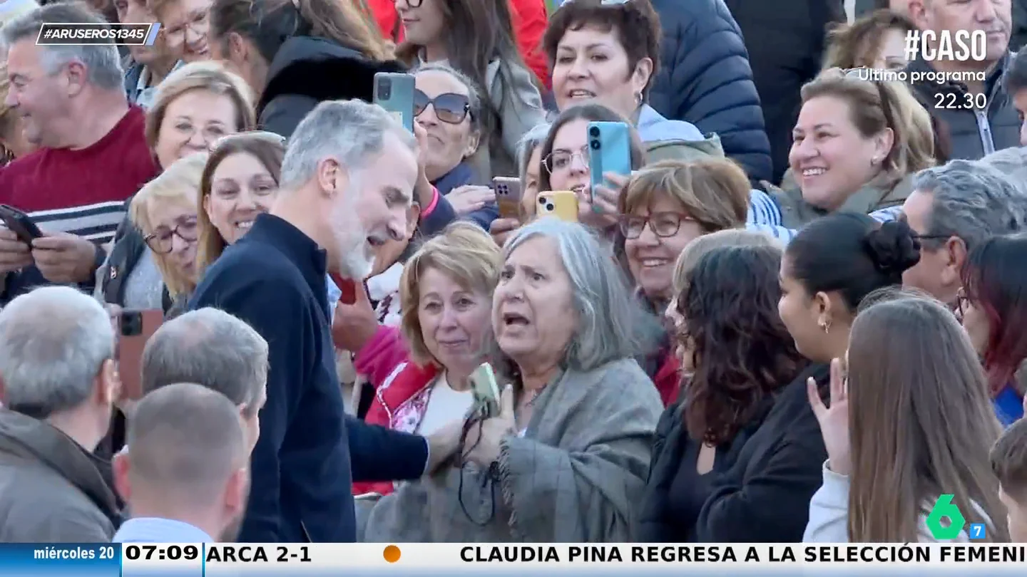 "Soy tu fan número uno": el grito de una mujer al rey Felipe en su visita a Letur tras la DANA "Soy tu fan número uno": el grito de una mujer al rey Felipe en su visita a Letur tras la DANA
