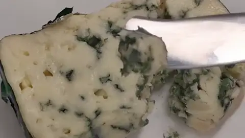 Por qué el moho de algunos quesos no hace daño Por qué el moho de algunos quesos no hace daño