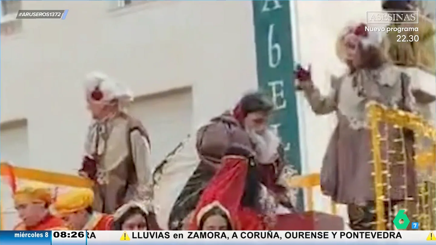 Un paje protagoniza un divertido momento al quitarle la corona al rey Melchor de un manotazo durante el desfile Un paje protagoniza un divertido momento al quitarle la corona al rey Melchor de un manotazo durante el desfile