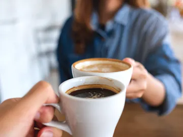 Dos personas tomando una taza de café Dos personas tomando una taza de café
