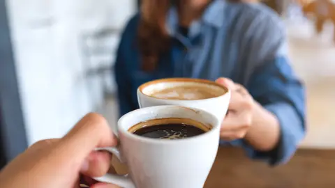 Dos personas tomando una taza de café Dos personas tomando una taza de café