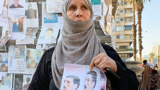 La madre de un desaparecido muestra una foto de su hijo este 7 de enero de 2025 en Damasco. La madre de un desaparecido muestra una foto de su hijo este 7 de enero de 2025 en Damasco.