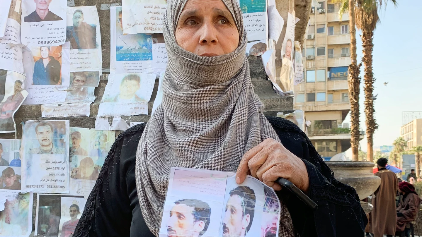 La madre de un desaparecido muestra una foto de su hijo este 7 de enero de 2025 en Damasco. La madre de un desaparecido muestra una foto de su hijo este 7 de enero de 2025 en Damasco.