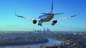 Avión sobrevolando una zona urbana